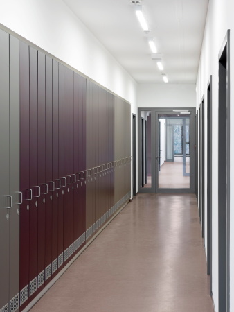 Baunetz, Meldung, Klling, Architektur, architecture, Erich-Ollenhauer-Ring, Frankfurt, Frankfurt am Main, Feuerwache, Feuer- und Rettungswache 21, Nordweststadt, Rettungswache, 2017, Christoph Kraneburg, rot, Beton, Fassade, red, concrete, facade, fire station