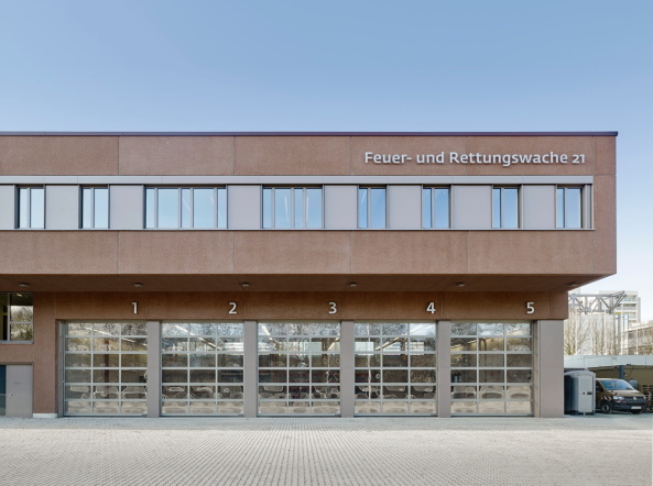 Baunetz, Meldung, K�lling, Architektur, architecture, Erich-Ollenhauer-Ring, Frankfurt, Frankfurt am Main, Feuerwache, Feuer- und Rettungswache 21, Nordweststadt, Rettungswache, 2017, Christoph Kraneburg, rot, Beton, Fassade, red, concrete, facade, fire station
