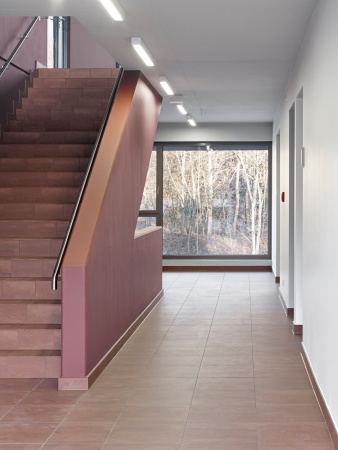 Baunetz, Meldung, Klling, Architektur, architecture, Erich-Ollenhauer-Ring, Frankfurt, Frankfurt am Main, Feuerwache, Feuer- und Rettungswache 21, Nordweststadt, Rettungswache, 2017, Christoph Kraneburg, rot, Beton, Fassade, red, concrete, facade, fire station