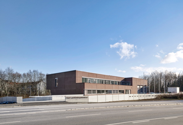 Baunetz, Meldung, Klling, Architektur, architecture, Erich-Ollenhauer-Ring, Frankfurt, Frankfurt am Main, Feuerwache, Feuer- und Rettungswache 21, Nordweststadt, Rettungswache, 2017, Christoph Kraneburg, rot, Beton, Fassade, red, concrete, facade, fire station