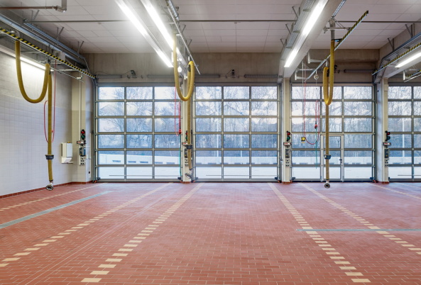 Baunetz, Meldung, Klling, Architektur, architecture, Erich-Ollenhauer-Ring, Frankfurt, Frankfurt am Main, Feuerwache, Feuer- und Rettungswache 21, Nordweststadt, Rettungswache, 2017, Christoph Kraneburg, rot, Beton, Fassade, red, concrete, facade, fire station