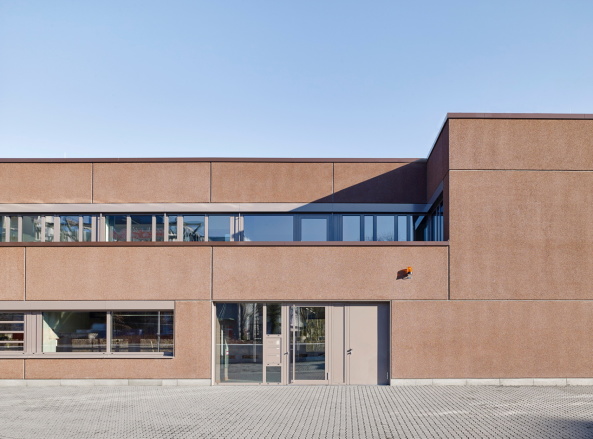 Baunetz, Meldung, K�lling, Architektur, architecture, Erich-Ollenhauer-Ring, Frankfurt, Frankfurt am Main, Feuerwache, Feuer- und Rettungswache 21, Nordweststadt, Rettungswache, 2017, Christoph Kraneburg, rot, Beton, Fassade, red, concrete, facade, fire station