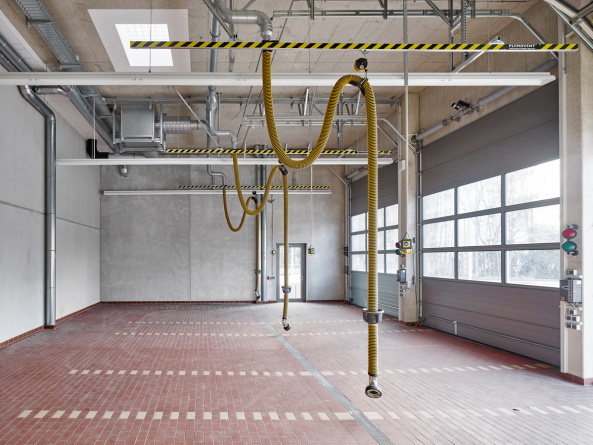 Baunetz, Meldung, Klling, Architektur, architecture, Erich-Ollenhauer-Ring, Frankfurt, Frankfurt am Main, Feuerwache, Feuer- und Rettungswache 21, Nordweststadt, Rettungswache, 2017, Christoph Kraneburg, rot, Beton, Fassade, red, concrete, facade, fire station