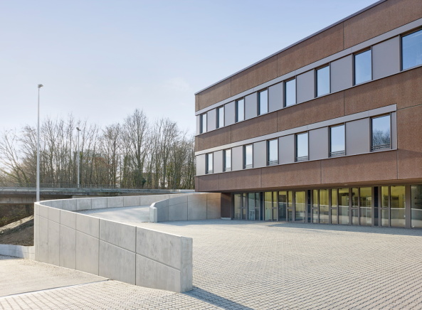 Baunetz, Meldung, K�lling, Architektur, architecture, Erich-Ollenhauer-Ring, Frankfurt, Frankfurt am Main, Feuerwache, Feuer- und Rettungswache 21, Nordweststadt, Rettungswache, 2017, Christoph Kraneburg, rot, Beton, Fassade, red, concrete, facade, fire station