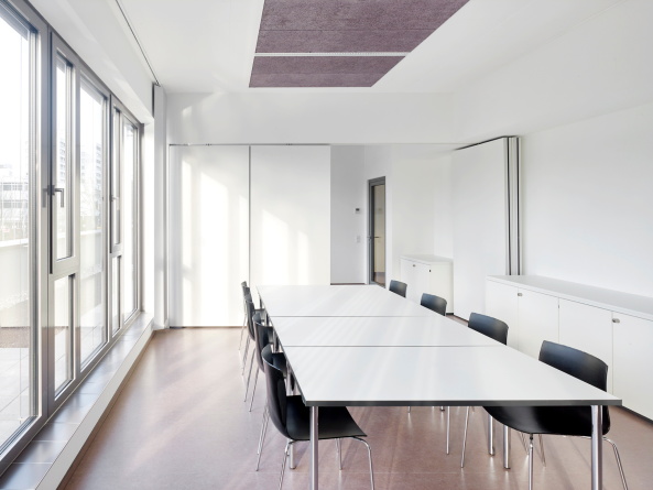 Baunetz, Meldung, Klling, Architektur, architecture, Erich-Ollenhauer-Ring, Frankfurt, Frankfurt am Main, Feuerwache, Feuer- und Rettungswache 21, Nordweststadt, Rettungswache, 2017, Christoph Kraneburg, rot, Beton, Fassade, red, concrete, facade, fire station