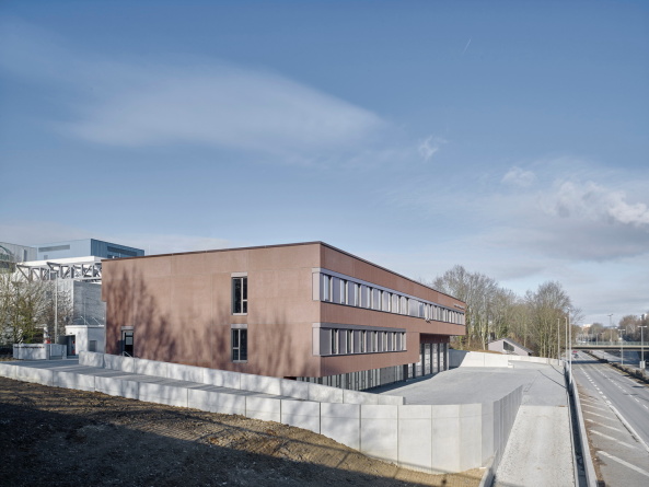 Baunetz, Meldung, Klling, Architektur, architecture, Erich-Ollenhauer-Ring, Frankfurt, Frankfurt am Main, Feuerwache, Feuer- und Rettungswache 21, Nordweststadt, Rettungswache, 2017, Christoph Kraneburg, rot, Beton, Fassade, red, concrete, facade, fire station