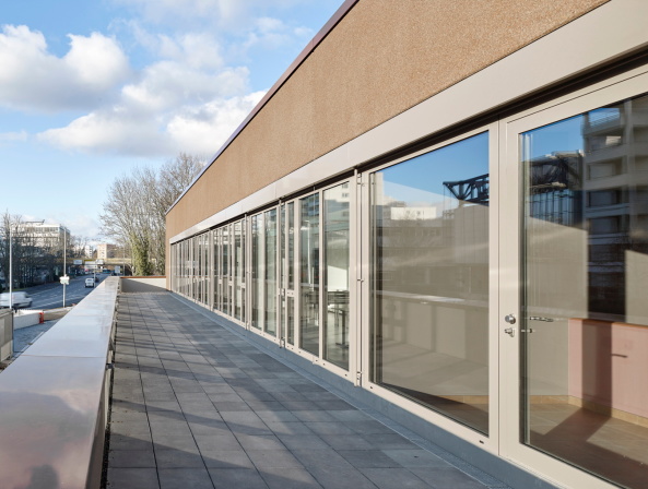 Baunetz, Meldung, K�lling, Architektur, architecture, Erich-Ollenhauer-Ring, Frankfurt, Frankfurt am Main, Feuerwache, Feuer- und Rettungswache 21, Nordweststadt, Rettungswache, 2017, Christoph Kraneburg, rot, Beton, Fassade, red, concrete, facade, fire station