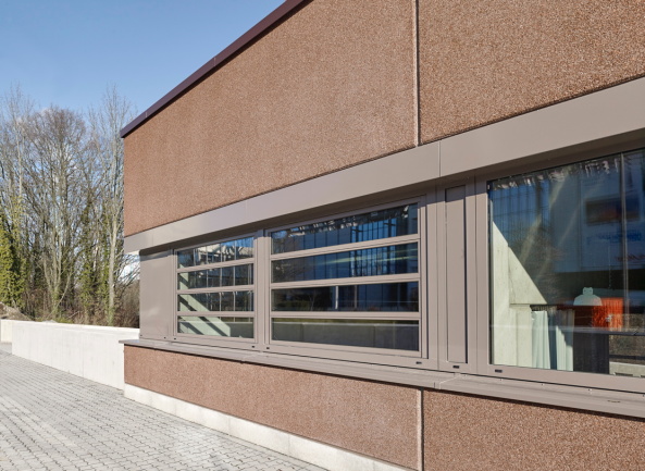 Baunetz, Meldung, K�lling, Architektur, architecture, Erich-Ollenhauer-Ring, Frankfurt, Frankfurt am Main, Feuerwache, Feuer- und Rettungswache 21, Nordweststadt, Rettungswache, 2017, Christoph Kraneburg, rot, Beton, Fassade, red, concrete, facade, fire station