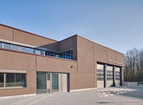 Baunetz, Meldung, K�lling, Architektur, architecture, Erich-Ollenhauer-Ring, Frankfurt, Frankfurt am Main, Feuerwache, Feuer- und Rettungswache 21, Nordweststadt, Rettungswache, 2017, Christoph Kraneburg, rot, Beton, Fassade, red, concrete, facade, fire station