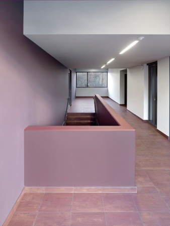 Baunetz, Meldung, Klling, Architektur, architecture, Erich-Ollenhauer-Ring, Frankfurt, Frankfurt am Main, Feuerwache, Feuer- und Rettungswache 21, Nordweststadt, Rettungswache, 2017, Christoph Kraneburg, rot, Beton, Fassade, red, concrete, facade, fire station