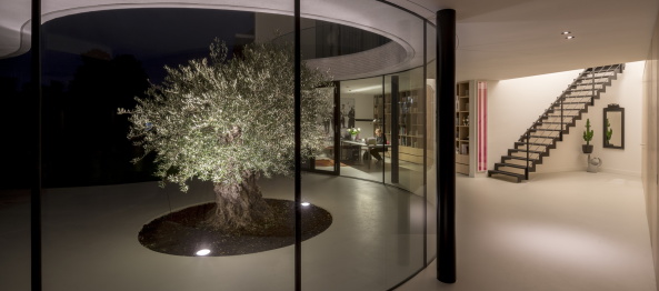 MVRDV. Villa, Rotterdam, glasierter Ziegel, glass, Glas, glazed, brickstone, creamy, cremig, Ossip van Duivenbode, fluid, curved, courtyard, Hof, Kurvig, Glas, Selbstversorger