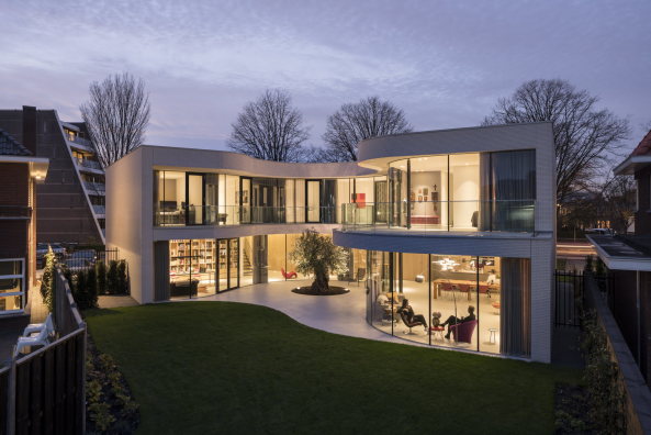 MVRDV. Villa, Rotterdam, glasierter Ziegel, glass, Glas, glazed, brickstone, creamy, cremig, Ossip van Duivenbode, fluid, curved, courtyard, Hof, Kurvig, Glas, Selbstversorger