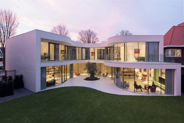 MVRDV. Villa, Rotterdam, glasierter Ziegel, glass, Glas, glazed, brickstone, creamy, cremig, Ossip van Duivenbode, fluid, curved, courtyard, Hof, Kurvig, Glas, Selbstversorger