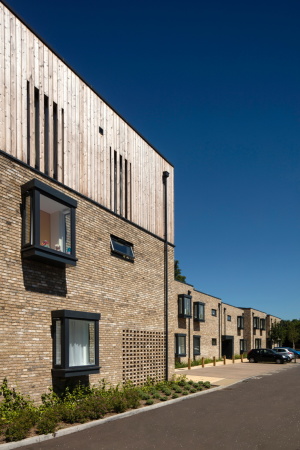 Baunetz, Meldung, Architektur, architecture, Morley von Sternberg, Stockwool, Welwyn, Clock House Gardens, garden city, housing, Wohnbebauung, Wohnen, residential, estate, Hof, courtyard, Holz, wood, brick, Ziegel, Autobahn, motorway, A1 (M), 2017, 2016, 2014