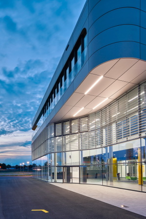 Baunetz, Meldung, Architektur, architecture, Neuhausen, Neuhausen auf den Fildern, FANUC, GKK+, Oliver Khn, Stuttgart, Bro, Brogebude, office, Firmensitz, headquarter, Alberto Ferrero, Akademie, Schulungszentrum, High-Tech, Robotik, Roboter, Hotel, Aluminium, Paneele, Platten, gerundete Ecke, gerundete Kante