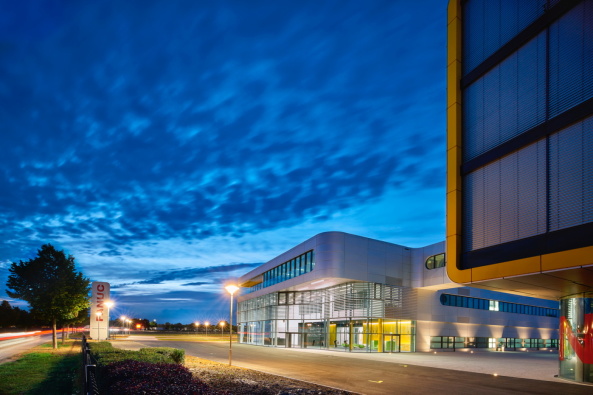 Baunetz, Meldung, Architektur, architecture, Neuhausen, Neuhausen auf den Fildern, FANUC, GKK+, Oliver Khn, Stuttgart, Bro, Brogebude, office, Firmensitz, headquarter, Alberto Ferrero, Akademie, Schulungszentrum, High-Tech, Robotik, Roboter, Hotel, Aluminium, Paneele, Platten, gerundete Ecke, gerundete Kante