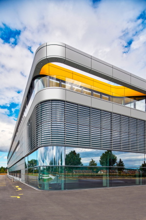 Baunetz, Meldung, Architektur, architecture, Neuhausen, Neuhausen auf den Fildern, FANUC, GKK+, Oliver K�hn, Stuttgart, B�ro, B�rogeb�ude, office, Firmensitz, headquarter, Alberto Ferrero, Akademie, Schulungszentrum, High-Tech, Robotik, Roboter, Hotel, Aluminium, Paneele, Platten, gerundete Ecke, gerundete Kante