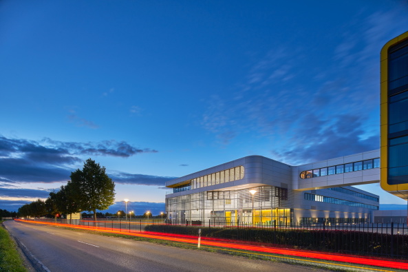 Baunetz, Meldung, Architektur, architecture, Neuhausen, Neuhausen auf den Fildern, FANUC, GKK+, Oliver Khn, Stuttgart, Bro, Brogebude, office, Firmensitz, headquarter, Alberto Ferrero, Akademie, Schulungszentrum, High-Tech, Robotik, Roboter, Hotel, Aluminium, Paneele, Platten, gerundete Ecke, gerundete Kante