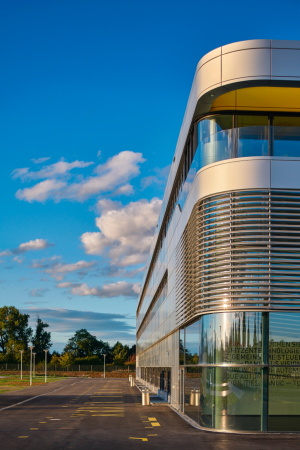 Baunetz, Meldung, Architektur, architecture, Neuhausen, Neuhausen auf den Fildern, FANUC, GKK+, Oliver K�hn, Stuttgart, B�ro, B�rogeb�ude, office, Firmensitz, headquarter, Alberto Ferrero, Akademie, Schulungszentrum, High-Tech, Robotik, Roboter, Hotel, Aluminium, Paneele, Platten, gerundete Ecke, gerundete Kante