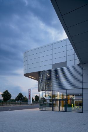 Baunetz, Meldung, Architektur, architecture, Neuhausen, Neuhausen auf den Fildern, FANUC, GKK+, Oliver K�hn, Stuttgart, B�ro, B�rogeb�ude, office, Firmensitz, headquarter, Alberto Ferrero, Akademie, Schulungszentrum, High-Tech, Robotik, Roboter, Hotel, Aluminium, Paneele, Platten, gerundete Ecke, gerundete Kante