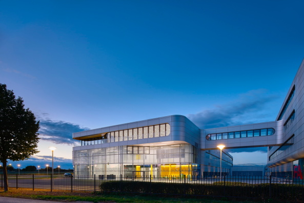 Baunetz, Meldung, Architektur, architecture, Neuhausen, Neuhausen auf den Fildern, FANUC, GKK+, Oliver Khn, Stuttgart, Bro, Brogebude, office, Firmensitz, headquarter, Alberto Ferrero, Akademie, Schulungszentrum, High-Tech, Robotik, Roboter, Hotel, Aluminium, Paneele, Platten, gerundete Ecke, gerundete Kante