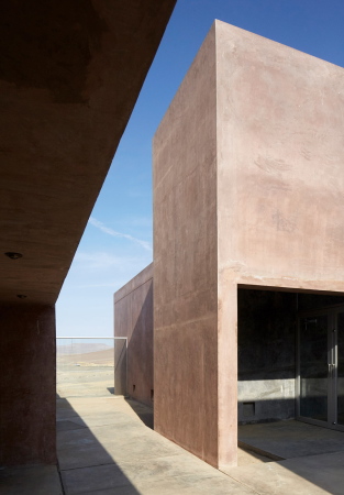 Peru, Museumsgebude, Museum, Neubau, erdbeben, Ica, Archeologie, Antropologie, Julio Tello, Zivilisation, Paracas-Kultur, Paracas-Culture, Paracas Nationalpart, Pisco Meer, Wste, Wstenarchitektur, Sammling, Sandra Barclay, Jean Pierre Crousse, Bucht, Ausblick, Puzzolane-Zement, Puzzolane, Salzwste, rot, Wstenfarbe, Textilmuster, Textilprodukt, Anden, Riss, Ausstellung, Ausstellungshallen, Exibition, Cristbal Palma