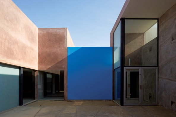 Peru, Museumsgebude, Museum, Neubau, erdbeben, Ica, Archeologie, Antropologie, Julio Tello, Zivilisation, Paracas-Kultur, Paracas-Culture, Paracas Nationalpart, Pisco Meer, Wste, Wstenarchitektur, Sammling, Sandra Barclay, Jean Pierre Crousse, Bucht, Ausblick, Puzzolane-Zement, Puzzolane, Salzwste, rot, Wstenfarbe, Textilmuster, Textilprodukt, Anden, Riss, Ausstellung, Ausstellungshallen, Exibition, Cristbal Palma