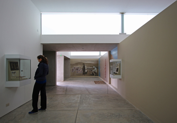 Peru, Museumsgeb�ude, Museum, Neubau, erdbeben, Ica, Archeologie, Antropologie, Julio Tello, Zivilisation, Paracas-Kultur, Paracas-Culture, Paracas Nationalpart, Pisco Meer, W�ste, W�stenarchitektur, Sammling, Sandra Barclay, Jean Pierre Crousse, Bucht, Ausblick, Puzzolane-Zement, Puzzolane, Salzw�ste, rot, W�stenfarbe, Textilmuster, Textilprodukt, Anden, Riss, Ausstellung, Ausstellungshallen, Exibition, Crist�bal Palma