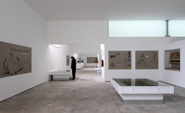 Peru, Museumsgeb�ude, Museum, Neubau, erdbeben, Ica, Archeologie, Antropologie, Julio Tello, Zivilisation, Paracas-Kultur, Paracas-Culture, Paracas Nationalpart, Pisco Meer, W�ste, W�stenarchitektur, Sammling, Sandra Barclay, Jean Pierre Crousse, Bucht, Ausblick, Puzzolane-Zement, Puzzolane, Salzw�ste, rot, W�stenfarbe, Textilmuster, Textilprodukt, Anden, Riss, Ausstellung, Ausstellungshallen, Exibition, Crist�bal Palma