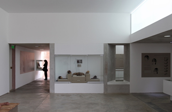 Peru, Museumsgeb�ude, Museum, Neubau, erdbeben, Ica, Archeologie, Antropologie, Julio Tello, Zivilisation, Paracas-Kultur, Paracas-Culture, Paracas Nationalpart, Pisco Meer, W�ste, W�stenarchitektur, Sammling, Sandra Barclay, Jean Pierre Crousse, Bucht, Ausblick, Puzzolane-Zement, Puzzolane, Salzw�ste, rot, W�stenfarbe, Textilmuster, Textilprodukt, Anden, Riss, Ausstellung, Ausstellungshallen, Exibition, Crist�bal Palma