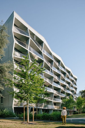 Architektur, Baunetz, Meldung, News, Architecture, Jolimont, NOMOS, Schweiz, Swiss, Genf, Geneva, Wohnungsbau, Wohnhaus, Haus, House, Apartmenthouse, Gartenstadt, Grn, Villa, Stadtvilla, Terrasse, BIenenstock, hive, Eisengelnde, Betonmodul, Fertigteil, Fassade, Animierung, Facettierte Fassade, Transparenz, Lichtspiel, Bodentiefe fenster, Wohnungstypen, zweiseitige belichtung, Auenterrasse, Garten, Gebude-villa, Building-villa, Imagen Subliminal, Miguel de Guzmn