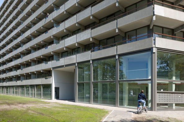 Sanierung, NL Architects, Bijlmermeer, Mies van der Rohe Award, Kleiburg, CIAM, Charta von Athen, Amsterdam Zuidost, Fop Ottenhof, Siegfried Nassuth, XVW Architectuur, DIY, Selbstausbau, Nachkriegsmoderne, Waschbeton, de FLAT, Stijn Poelstra, Marcel van der Burg