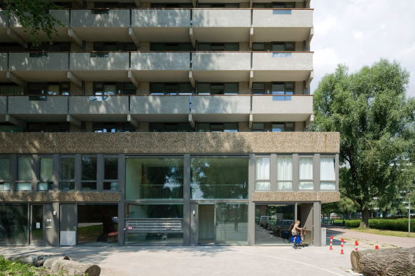 Sanierung, NL Architects, Bijlmermeer, Mies van der Rohe Award, Kleiburg, CIAM, Charta von Athen, Amsterdam Zuidost, Fop Ottenhof, Siegfried Nassuth, XVW Architectuur, DIY, Selbstausbau, Nachkriegsmoderne, Waschbeton, de FLAT, Stijn Poelstra, Marcel van der Burg