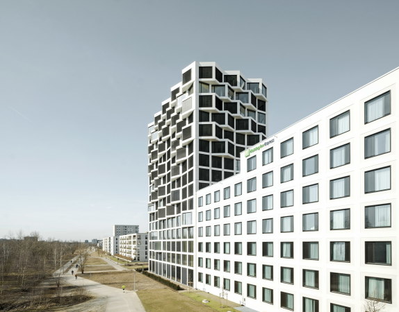 Baunetz, Meldung, Architektur, Architecture, Mnchen, Hirschgarten, Deutschland, Germany, Munich, Brigida Gonzalez, Allmann Sattler Wappner, Friends, sharing, Wohnhochhaus, Erker, Fassade, Raster, wei, white, residential, high rise, living, kitchen lounge, Dachterrasse, Friedenheimer Brcke, Birketweg