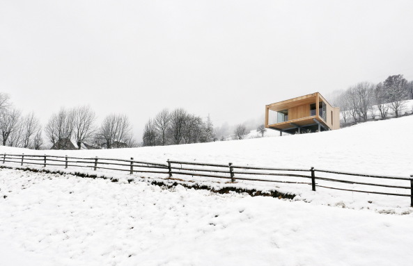 Architektur, architecture, baunetz, meldung, news, nachricht, wohnen, minihaus, wohnhaus, sterreich, austria, alpen, bergen, landschaft, berglandschaft, mountain, morpho-logic, michael gebhard, ingrid burgstaller, holz, holzaus, hang, wiese, kuhwiesenhanghaus, kuhwiese, panoramablick, liesental, katschberg, karawanen, tschiernock, kuhweide, rckzugsort, hangneigung, holzbau, stahlgerst, hangverlauf, schwebendes haus, heilwasserquellgebiet, eckverglasung, terrasse, raumgliederung, treppensrufen, flachdach, patina, idyllisch, kuhe, michael heinrich