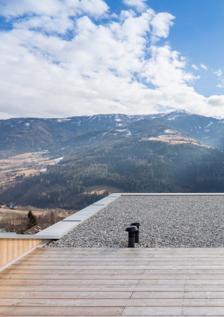 Architektur, architecture, baunetz, meldung, news, nachricht, wohnen, minihaus, wohnhaus, sterreich, austria, alpen, bergen, landschaft, berglandschaft, mountain, morpho-logic, michael gebhard, ingrid burgstaller, holz, holzaus, hang, wiese, kuhwiesenhanghaus, kuhwiese, panoramablick, liesental, katschberg, karawanen, tschiernock, kuhweide, rckzugsort, hangneigung, holzbau, stahlgerst, hangverlauf, schwebendes haus, heilwasserquellgebiet, eckverglasung, terrasse, raumgliederung, treppensrufen, flachdach, patina, idyllisch, kuhe, michael heinrich