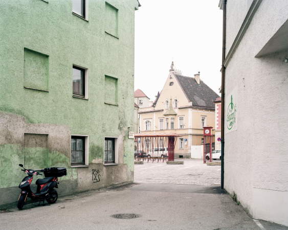 Bushaus und Uhr in Landshut von Max Zitzelsberger