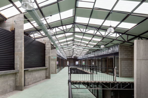 Baunetz, Meldungen, Architektur, Mexiko, Mexiko-Stadt, DF, Arqmov, Einkaufspassage, Ladenzeile, Einzelhandel, Autowerkstatt, Umbau, Bauen im Bestand, Shopping, Sanierung, undercut, gemusterte Fassade, Naucalpan, retail centre, concrete bricks, Betonziegel