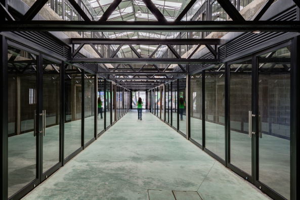 Baunetz, Meldungen, Architektur, Mexiko, Mexiko-Stadt, DF, Arqmov, Einkaufspassage, Ladenzeile, Einzelhandel, Autowerkstatt, Umbau, Bauen im Bestand, Shopping, Sanierung, undercut, gemusterte Fassade, Naucalpan, retail centre, concrete bricks, Betonziegel