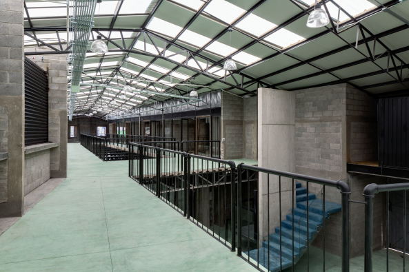 Baunetz, Meldungen, Architektur, Mexiko, Mexiko-Stadt, DF, Arqmov, Einkaufspassage, Ladenzeile, Einzelhandel, Autowerkstatt, Umbau, Bauen im Bestand, Shopping, Sanierung, undercut, gemusterte Fassade, Naucalpan, retail centre, concrete bricks, Betonziegel