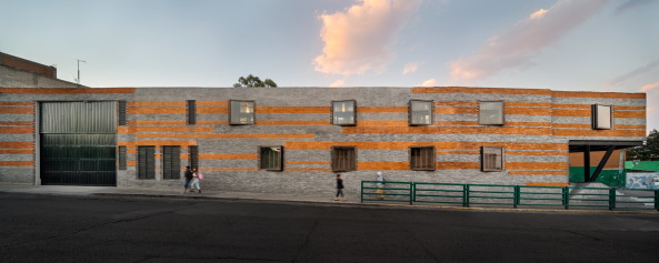 Baunetz, Meldungen, Architektur, Mexiko, Mexiko-Stadt, DF, Arqmov, Einkaufspassage, Ladenzeile, Einzelhandel, Autowerkstatt, Umbau, Bauen im Bestand, Shopping, Sanierung, undercut, gemusterte Fassade, Naucalpan, retail centre, concrete bricks, Betonziegel