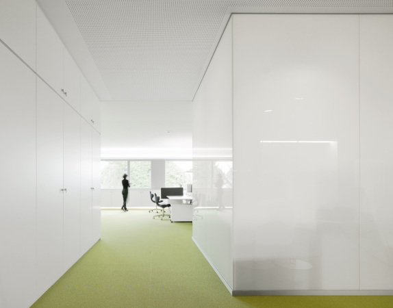 baunetz, meldung, architektur, architecture, news, nachtricht, f m b architekten, familienunternehmen, sitzmbel, schwben, pleidelsheim, grndungsort, firmenzentrale, firmenareal, neubau, ausstellungsgebude, bro, brogebude, sichtbeton, schaufenster, dachterrasse, vorplatz, foyer, wendeltreppe, fuftraum, monolitisch, fexlible grundriss, groraumbro, kombibro, business club, ausstellungsraum, veranstaltungsraum, konferenzraum, modern, Brigida Gonzlez