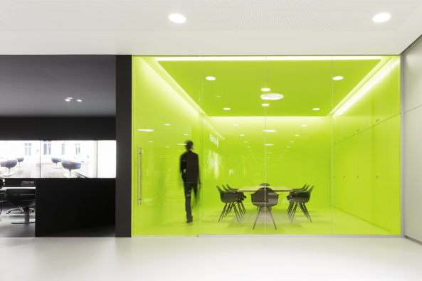 baunetz, meldung, architektur, architecture, news, nachtricht, f m b architekten, familienunternehmen, sitzmbel, schwben, pleidelsheim, grndungsort, firmenzentrale, firmenareal, neubau, ausstellungsgebude, bro, brogebude, sichtbeton, schaufenster, dachterrasse, vorplatz, foyer, wendeltreppe, fuftraum, monolitisch, fexlible grundriss, groraumbro, kombibro, business club, ausstellungsraum, veranstaltungsraum, konferenzraum, modern, Brigida Gonzlez