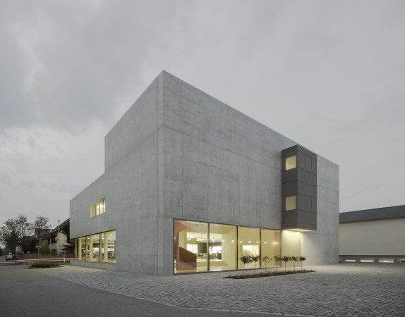baunetz, meldung, architektur, architecture, news, nachtricht, f m b architekten, familienunternehmen, sitzmbel, schwben, pleidelsheim, grndungsort, firmenzentrale, firmenareal, neubau, ausstellungsgebude, bro, brogebude, sichtbeton, schaufenster, dachterrasse, vorplatz, foyer, wendeltreppe, fuftraum, monolitisch, fexlible grundriss, groraumbro, kombibro, business club, ausstellungsraum, veranstaltungsraum, konferenzraum, modern, Brigida Gonzlez