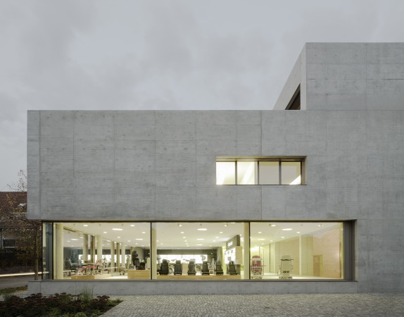 baunetz, meldung, architektur, architecture, news, nachtricht, f m b architekten, familienunternehmen, sitzmbel, schwben, pleidelsheim, grndungsort, firmenzentrale, firmenareal, neubau, ausstellungsgebude, bro, brogebude, sichtbeton, schaufenster, dachterrasse, vorplatz, foyer, wendeltreppe, fuftraum, monolitisch, fexlible grundriss, groraumbro, kombibro, business club, ausstellungsraum, veranstaltungsraum, konferenzraum, modern, Brigida Gonzlez