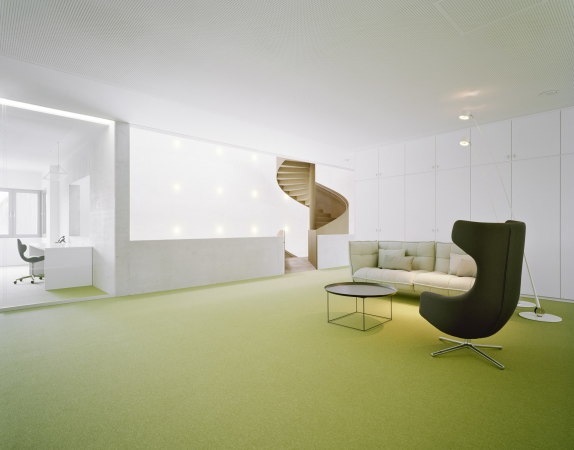 baunetz, meldung, architektur, architecture, news, nachtricht, f m b architekten, familienunternehmen, sitzmbel, schwben, pleidelsheim, grndungsort, firmenzentrale, firmenareal, neubau, ausstellungsgebude, bro, brogebude, sichtbeton, schaufenster, dachterrasse, vorplatz, foyer, wendeltreppe, fuftraum, monolitisch, fexlible grundriss, groraumbro, kombibro, business club, ausstellungsraum, veranstaltungsraum, konferenzraum, modern, Brigida Gonzlez