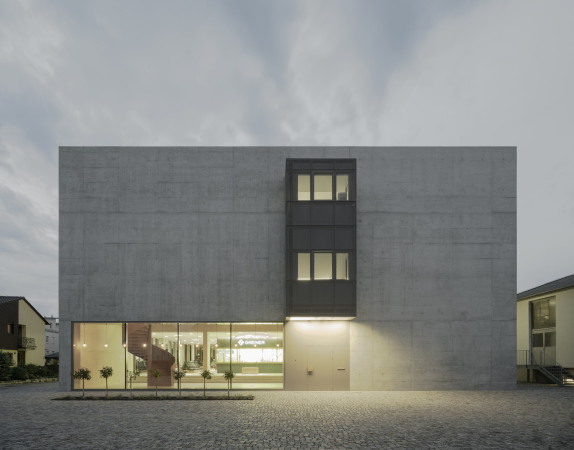 baunetz, meldung, architektur, architecture, news, nachtricht, f m b architekten, familienunternehmen, sitzmbel, schwben, pleidelsheim, grndungsort, firmenzentrale, firmenareal, neubau, ausstellungsgebude, bro, brogebude, sichtbeton, schaufenster, dachterrasse, vorplatz, foyer, wendeltreppe, fuftraum, monolitisch, fexlible grundriss, groraumbro, kombibro, business club, ausstellungsraum, veranstaltungsraum, konferenzraum, modern, Brigida Gonzlez
