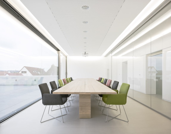 baunetz, meldung, architektur, architecture, news, nachtricht, f m b architekten, familienunternehmen, sitzmbel, schwben, pleidelsheim, grndungsort, firmenzentrale, firmenareal, neubau, ausstellungsgebude, bro, brogebude, sichtbeton, schaufenster, dachterrasse, vorplatz, foyer, wendeltreppe, fuftraum, monolitisch, fexlible grundriss, groraumbro, kombibro, business club, ausstellungsraum, veranstaltungsraum, konferenzraum, modern, Brigida Gonzlez