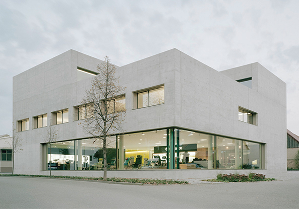 baunetz, meldung, architektur, architecture, news, nachtricht, f m b architekten, familienunternehmen, sitzmbel, schwben, pleidelsheim, grndungsort, firmenzentrale, firmenareal, neubau, ausstellungsgebude, bro, brogebude, sichtbeton, schaufenster, dachterrasse, vorplatz, foyer, wendeltreppe, fuftraum, monolitisch, fexlible grundriss, groraumbro, kombibro, business club, ausstellungsraum, veranstaltungsraum, konferenzraum, modern, Brigida Gonzlez