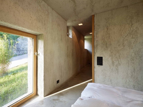 Baunetz, Meldung, Architektur, architecture, Hannes Henz, Wespi, de Meuron, Romeo, Wespi de Meuron Romeo, Basel, Baselland, Einfamilienhaus, Villa, residential, Swiss, house, Tessin, Ticino, Caviano, concrete, beton brut, sichtbeton, Waschbeton, Holz, wood, Estrich, Rauputz, rough plaster